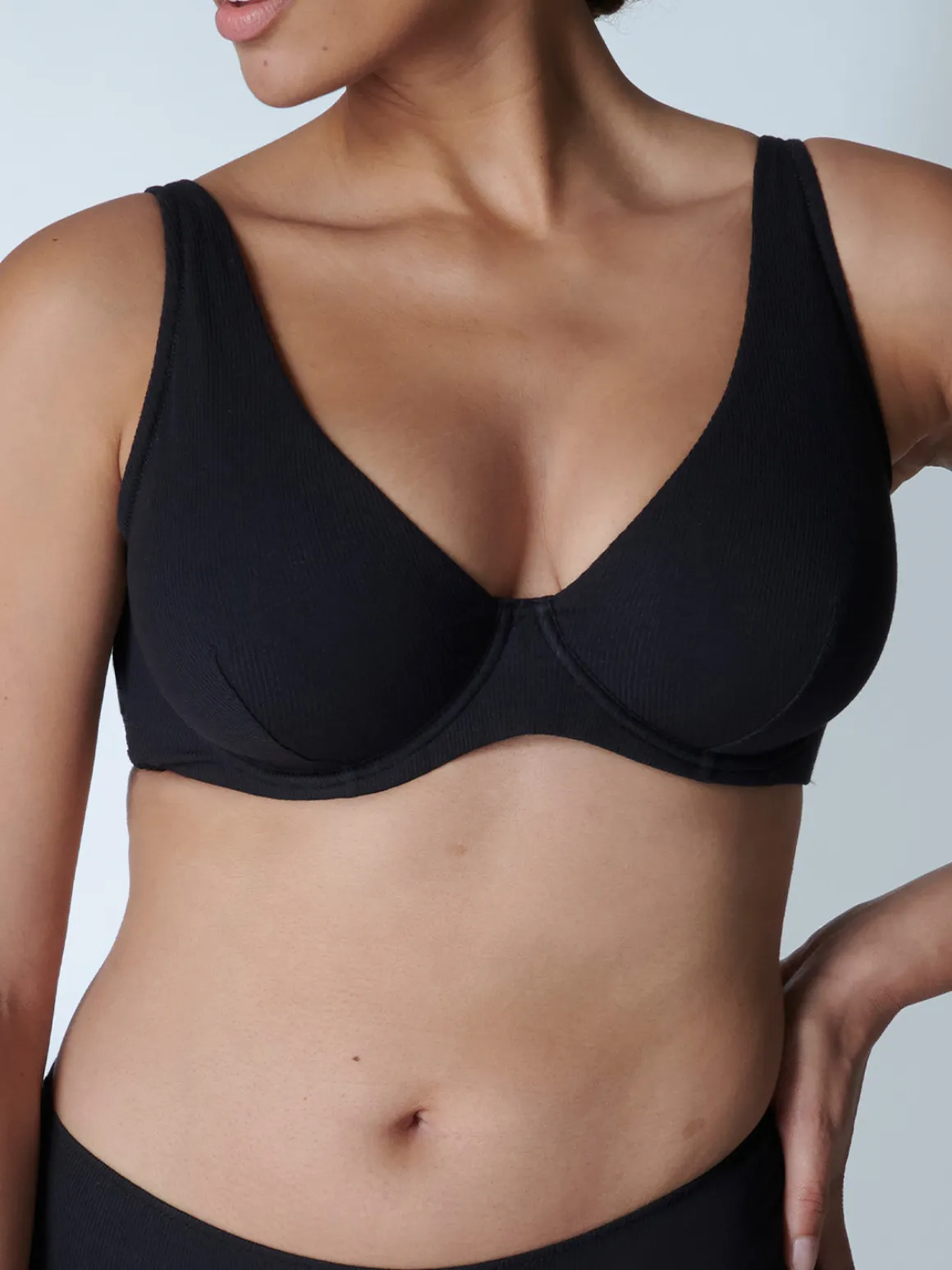 Soutien-gorge avec armatures décolleté plongeant - Noir
