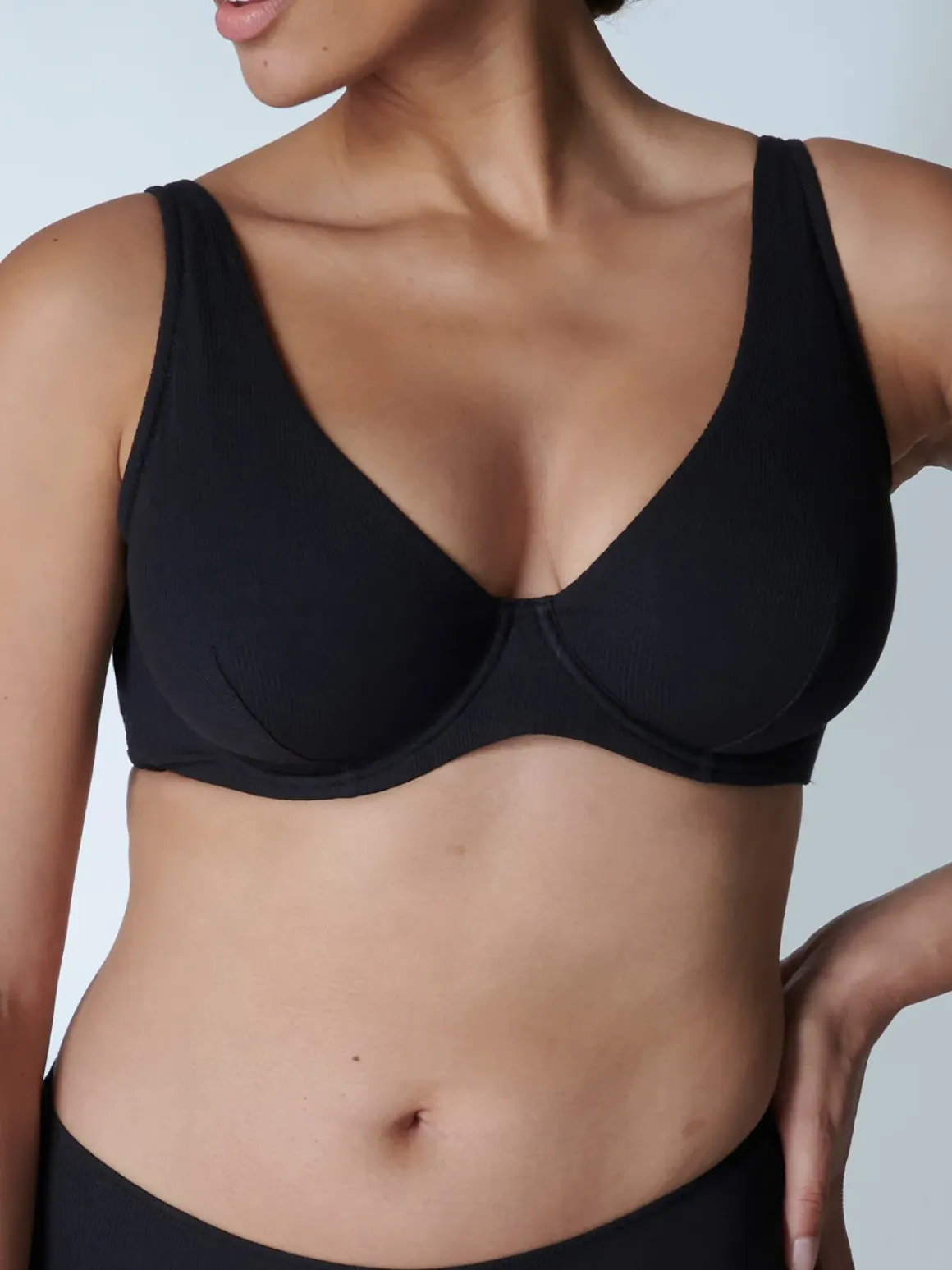 Soutien-gorge avec armatures décolleté plongeant - Noir