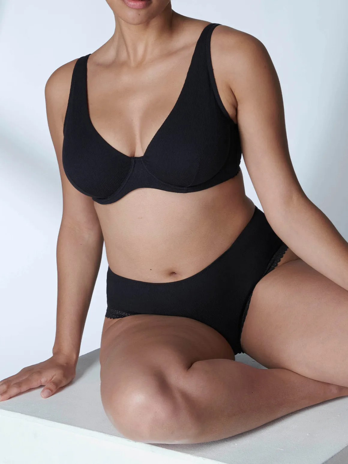 Soutien-gorge avec armatures décolleté plongeant - Noir