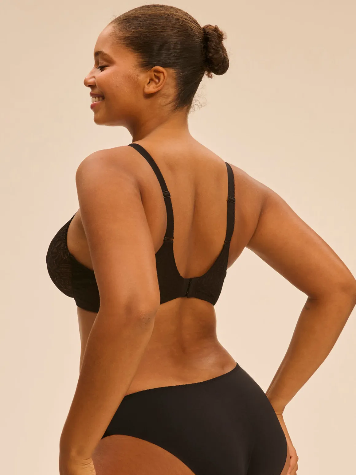 Soutien-gorge avec armatures moulé décolleté plongeant - Noir