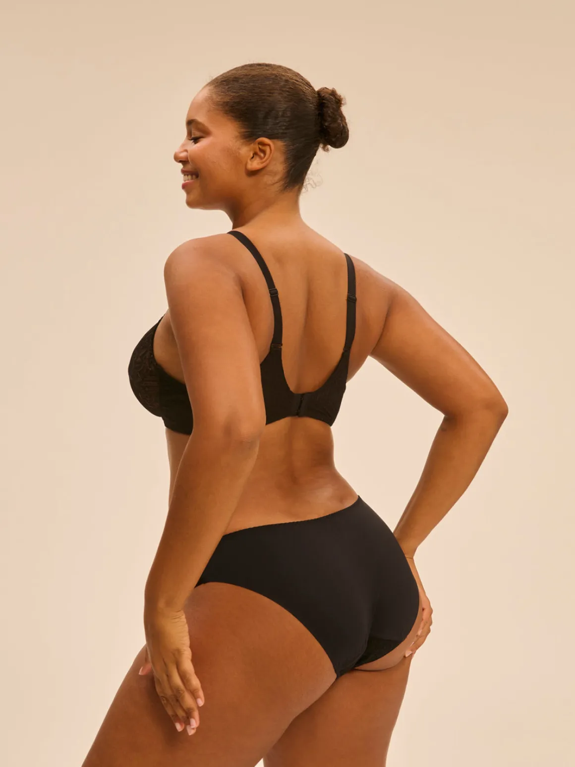 Soutien-gorge avec armatures moulé décolleté plongeant - Noir