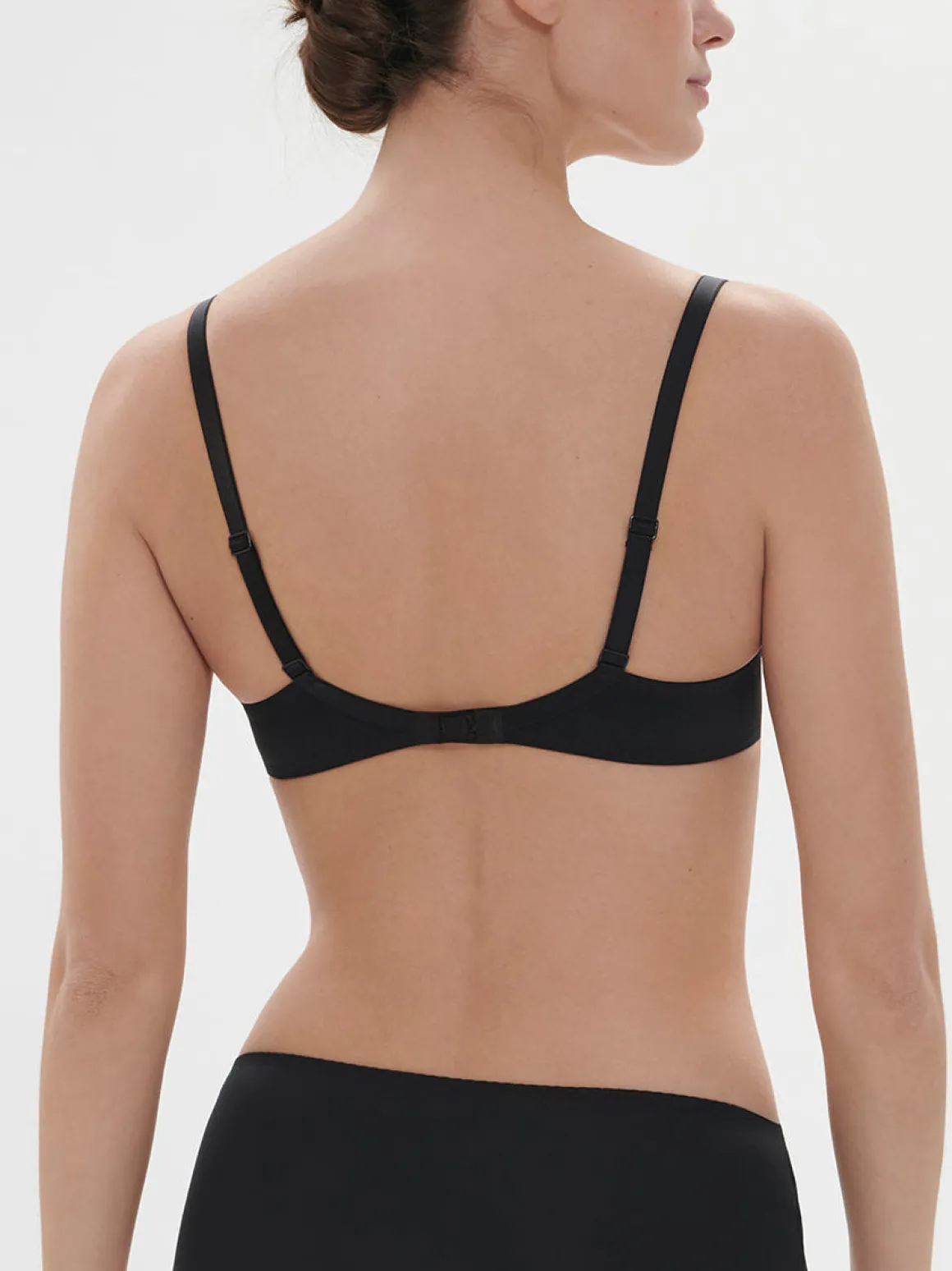 Soutien-gorge avec armatures décolleté plongeant - Noir