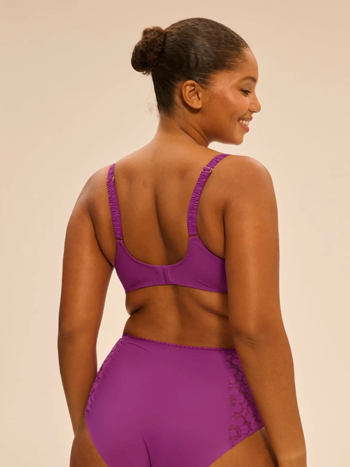 Soutien-gorge emboitant plongeant - Violet Divine